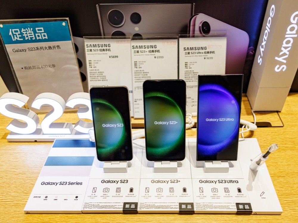 Galaxy S23, S23 Plus and S23 Ultra on a store display
