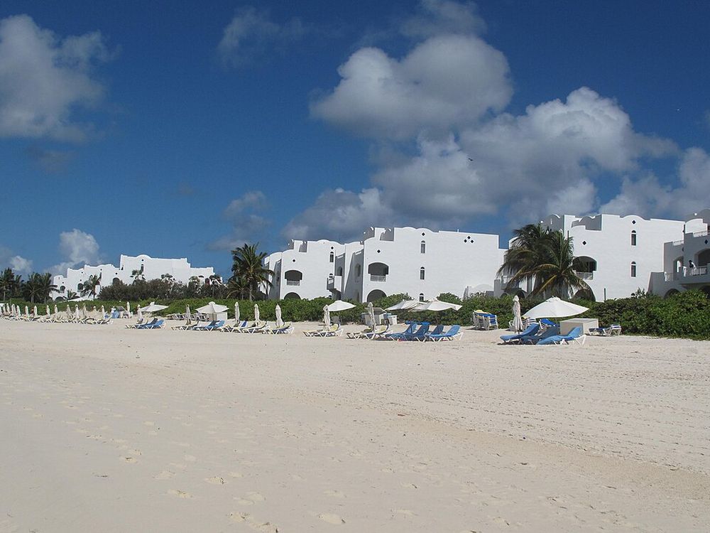 Rendezvous Bay, Costa sud
