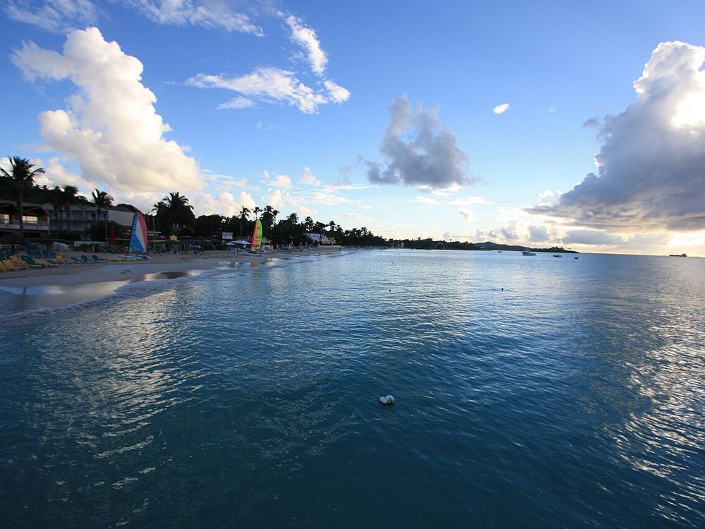 Dickenson Bay, Costa noroeste, perto de St John's