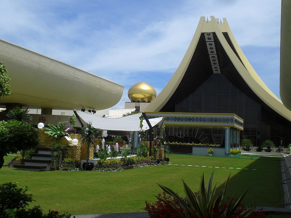 Istana Nurul Iman, Aan de Brunei-rivier, ten westen van het centrum