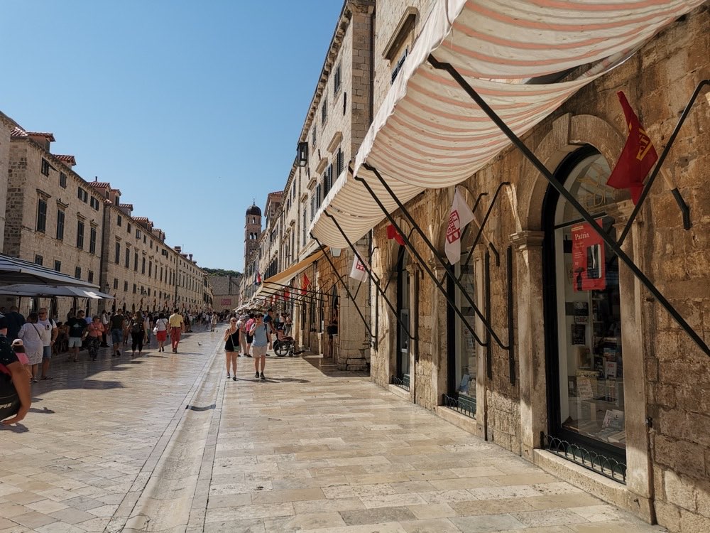 Stradun, Old town, between Pile gate and the clock tower
