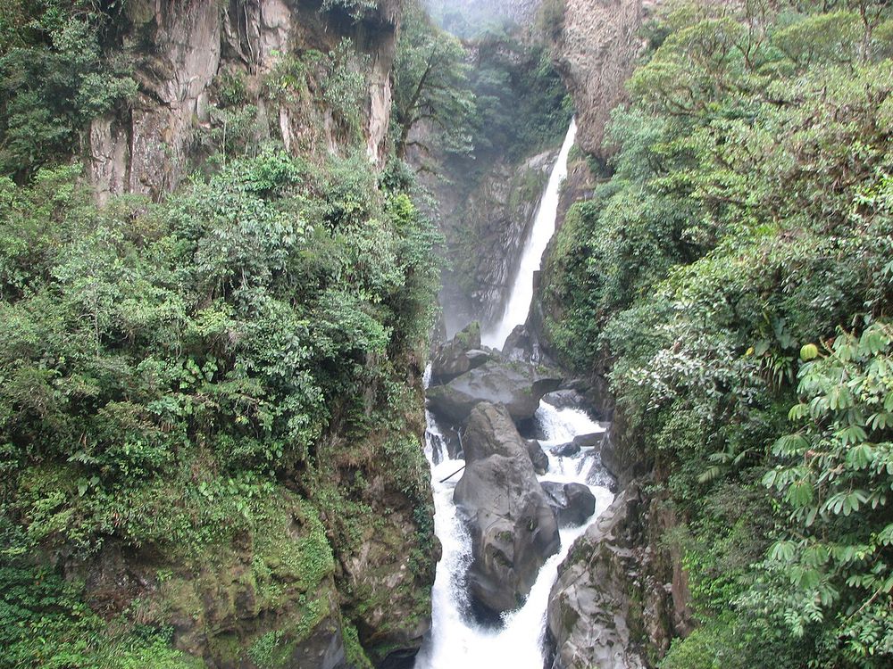 La cascada Pailón del Diablo, Cerca de Baños