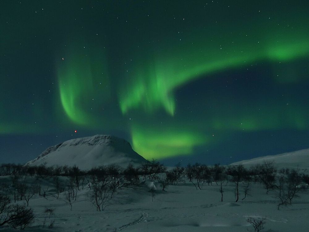 Las auroras boreales sobre los montes, Kilpisjärvi y el norte de Laponia