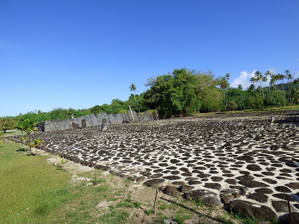 El marae de Taputapuatea, Raiatea, con Taha'a al otro lado de la laguna