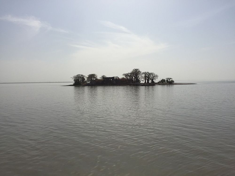 A ilha Kunta Kinteh, Rio Gâmbia, diante de Albreda e Juffureh