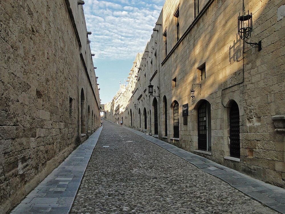 El carrer dels Cavallers, Ciutat vella de Rodes