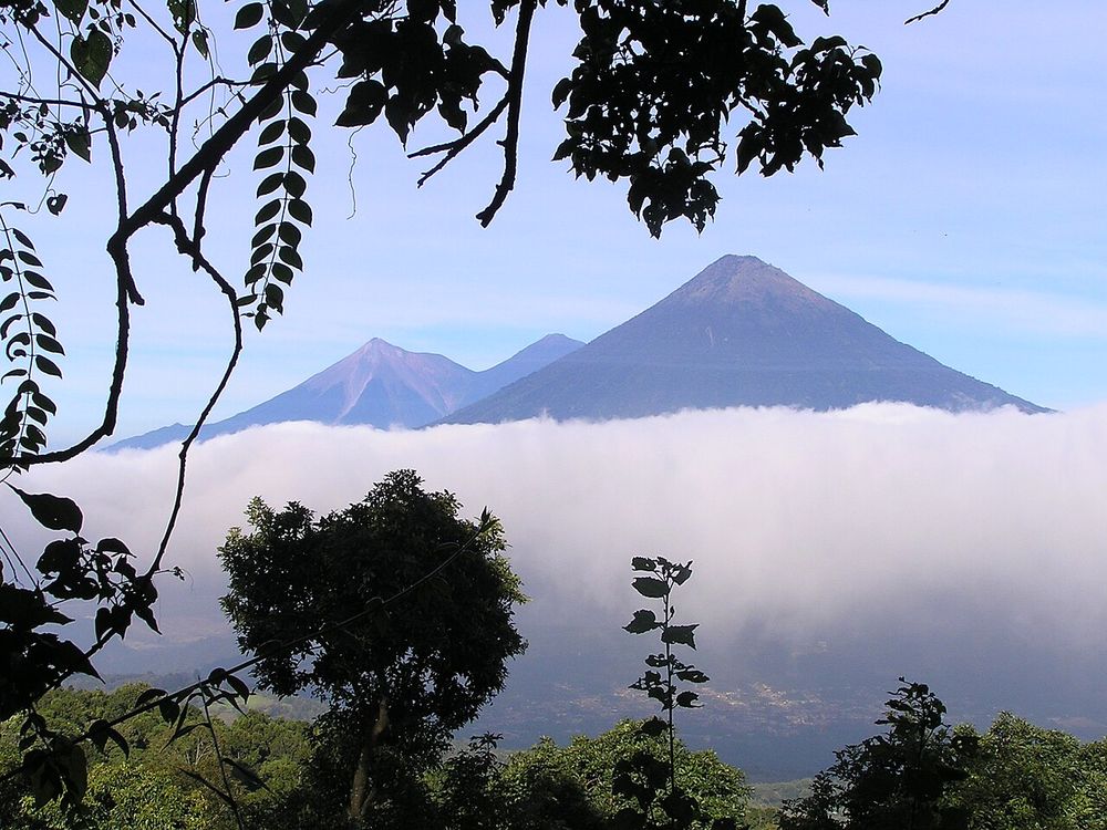 El Acatenango y el Volcán de Fuego, Cerca de Antigua
