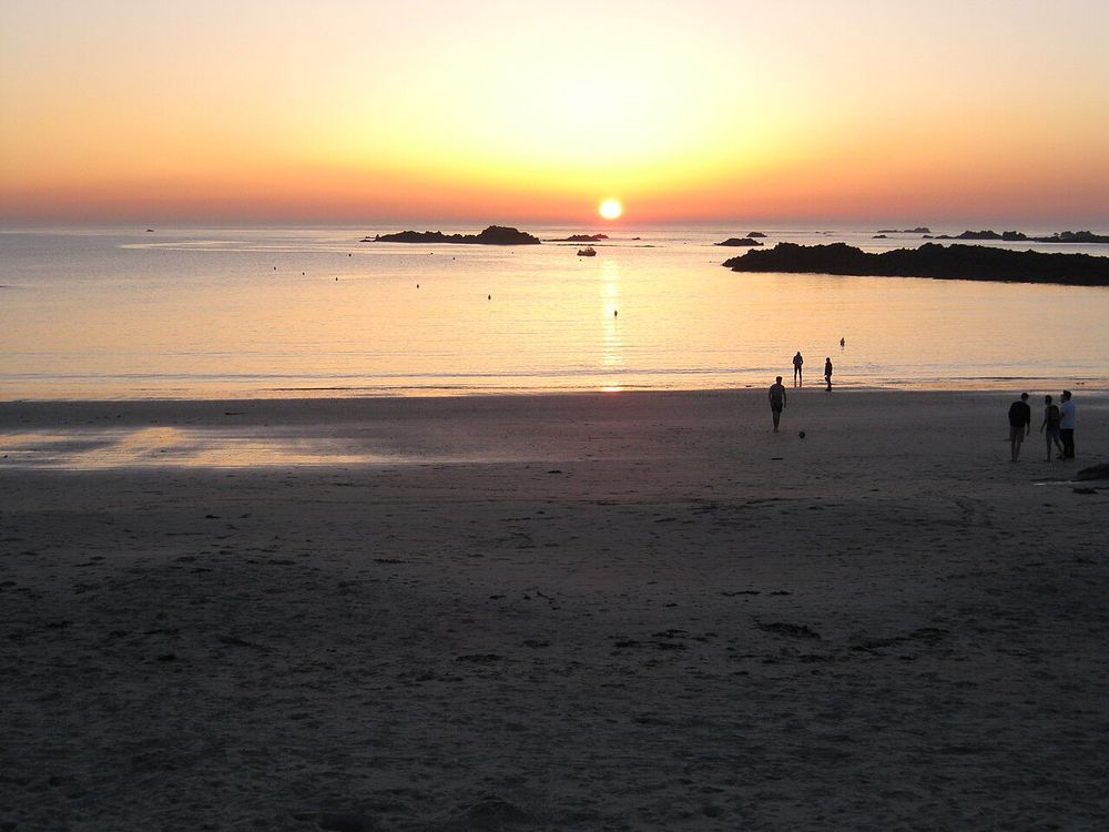 Cobo Bay, Costa ovest