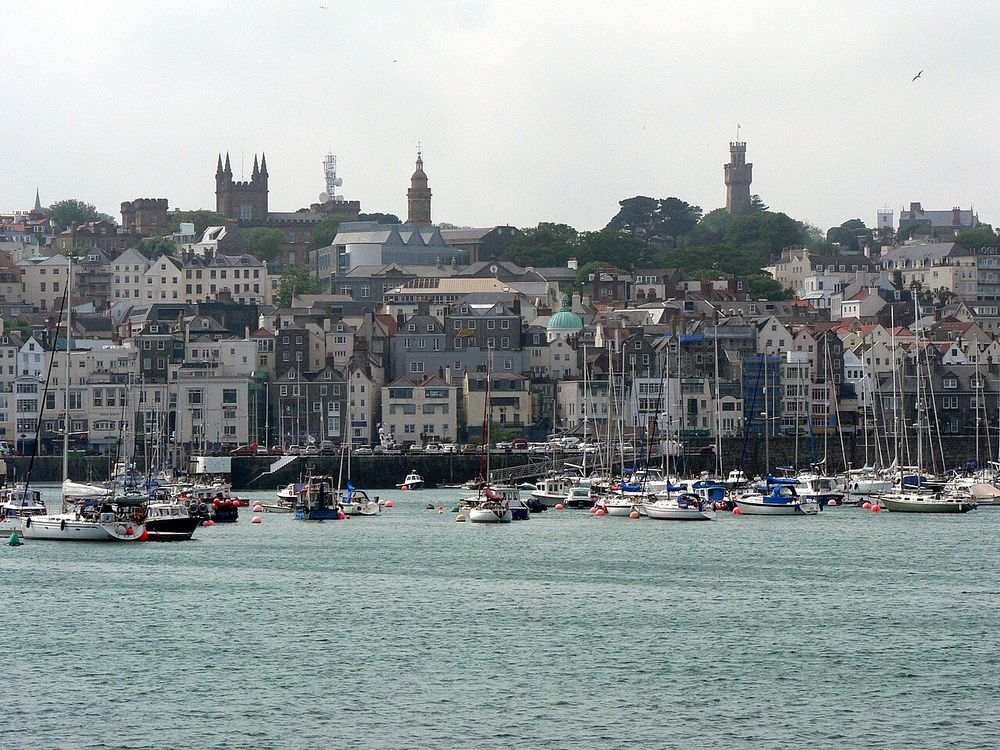 St Peter Port, Costa est, la capitale