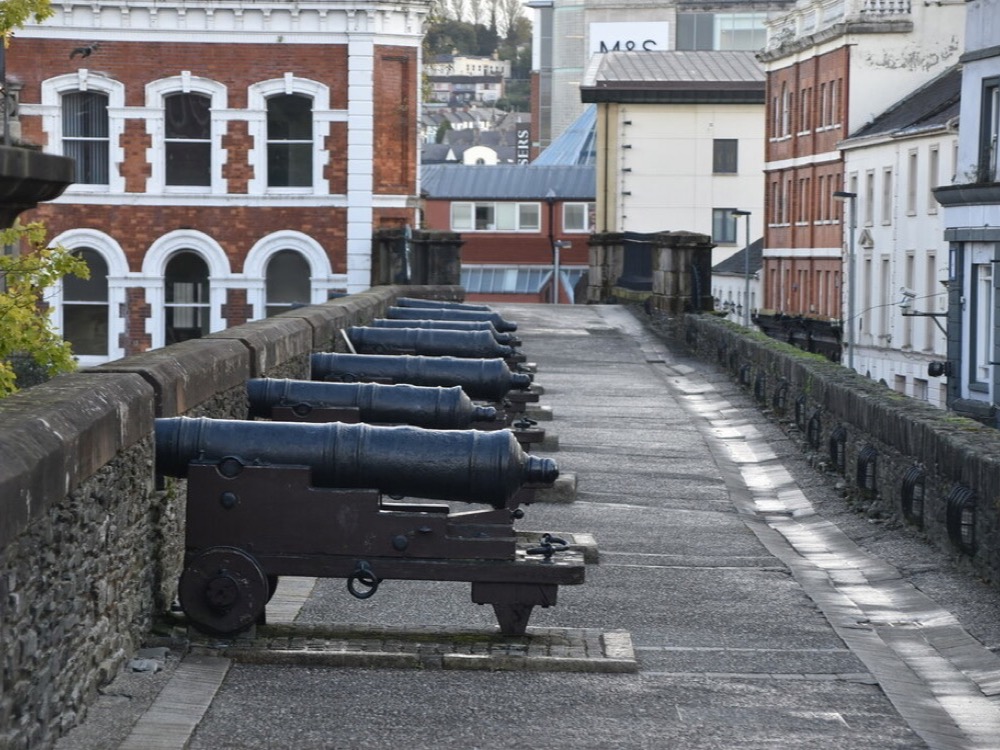 Old cannons lined up on top of the city walls of Derry