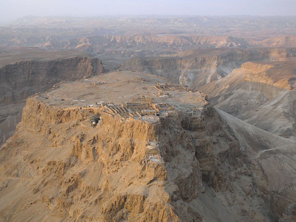 Masada, Sopra il Mar Morto