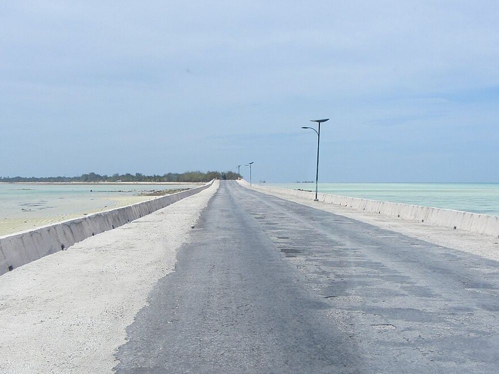 La strada rialzata tra Betio e Bairiki, South Tarawa