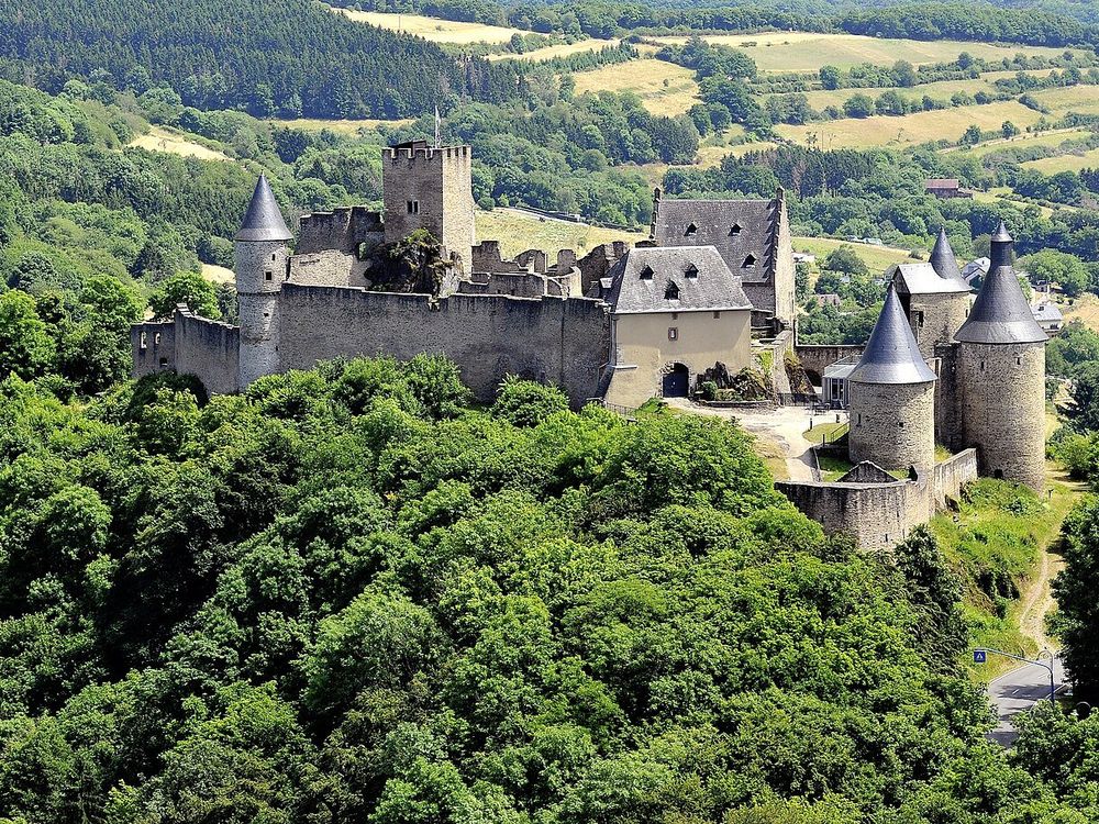 Il castello di Bourscheid, Sopra la valle della Sûre