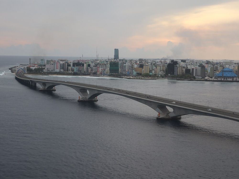 Il ponte Sinamalé, Da Malé a Hulhulé