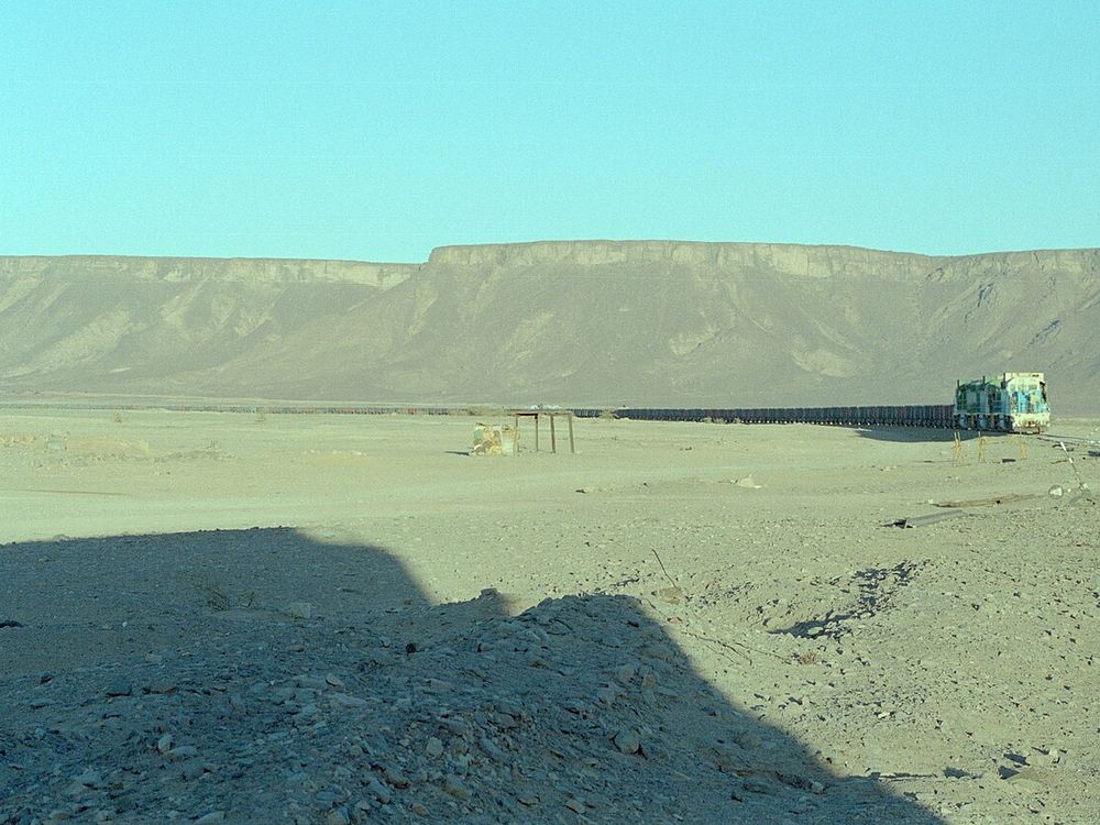 El tren del mineral de hierro, Choum, en la línea de Zouérat a Nuadibú
