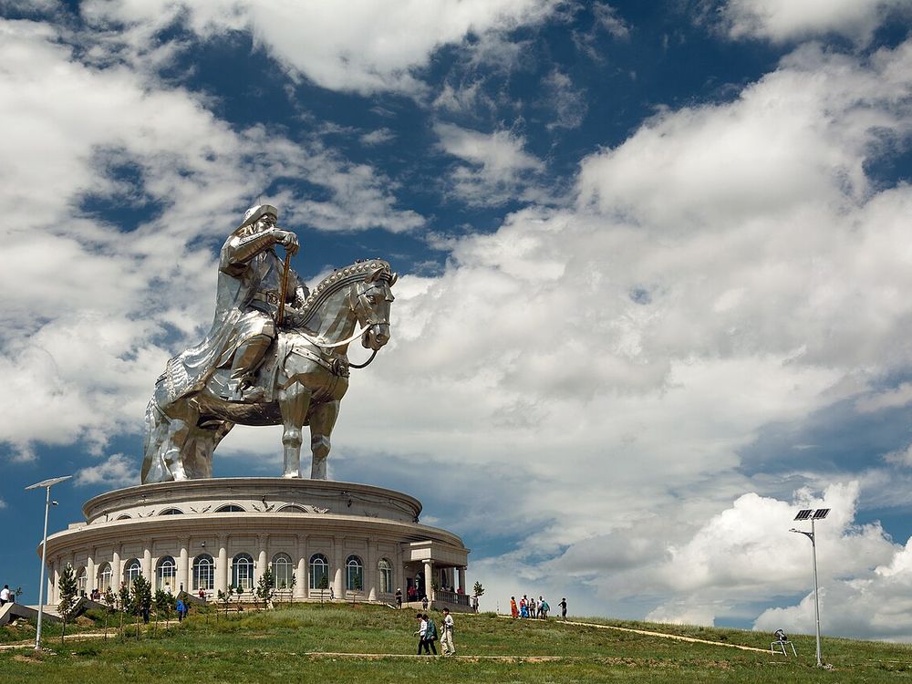 La estatua ecuestre de Gengis Kan, Tsonjin Boldog, al este de Ulán Bator