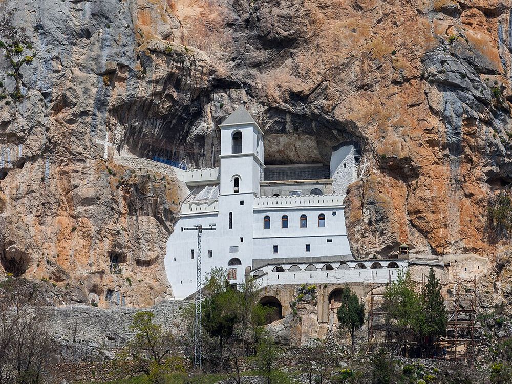 Mosteiro de Ostrog, Entre Podgorica e Niksic