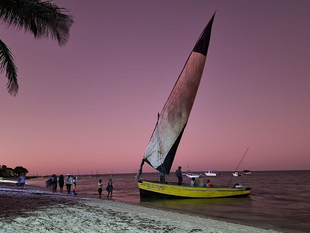 Een dhow bij zonsondergang, Vilanculos
