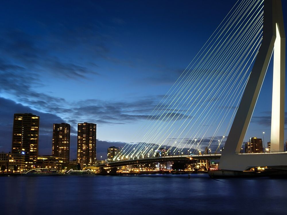 Erasmusbroen og skyline, Rotterdam