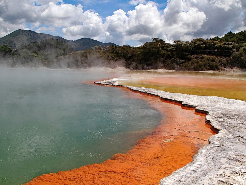 La Champagne Pool a Wai-O-Tapu, Al sud de Rotorua