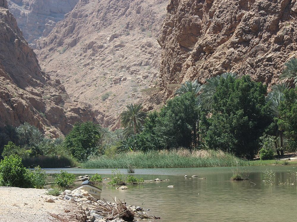 Wadi Shab, Cerca de Tiwi, en la carretera de la costa hacia Sur