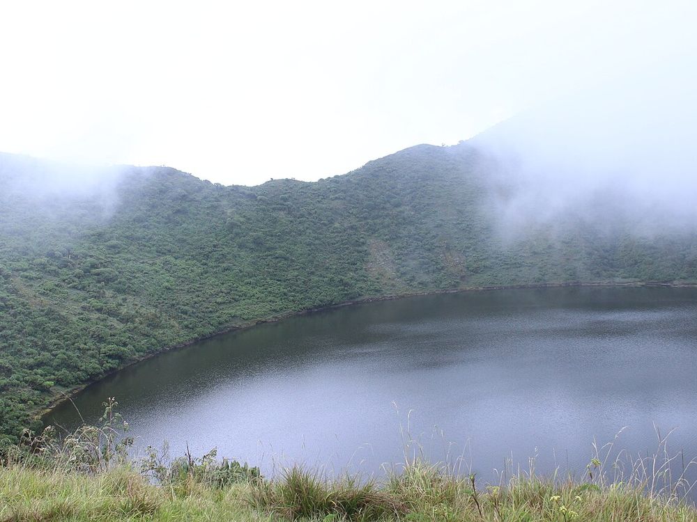 El lago del cráter del monte Bisoke, Parque Nacional de los Volcanes