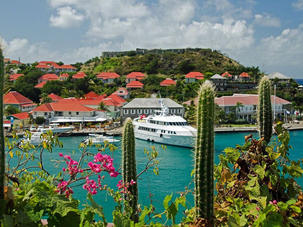 Fort Gustave e la vista sul porto, Sopra Gustavia