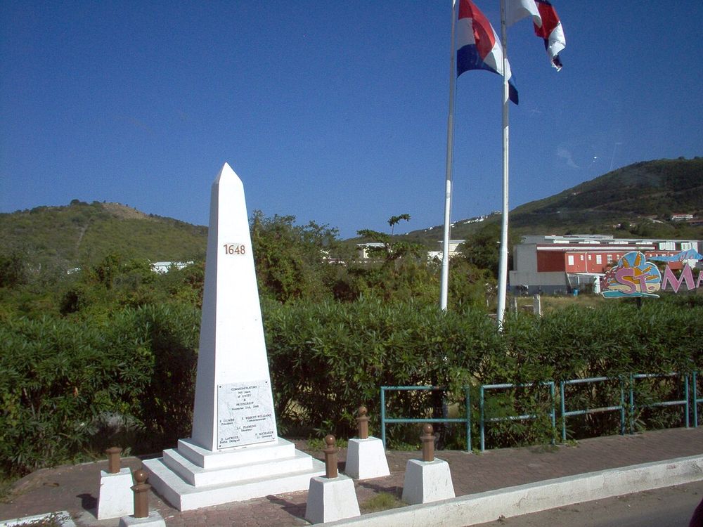 Il monumento di confine, Sulla strada da Marigot a Philipsburg