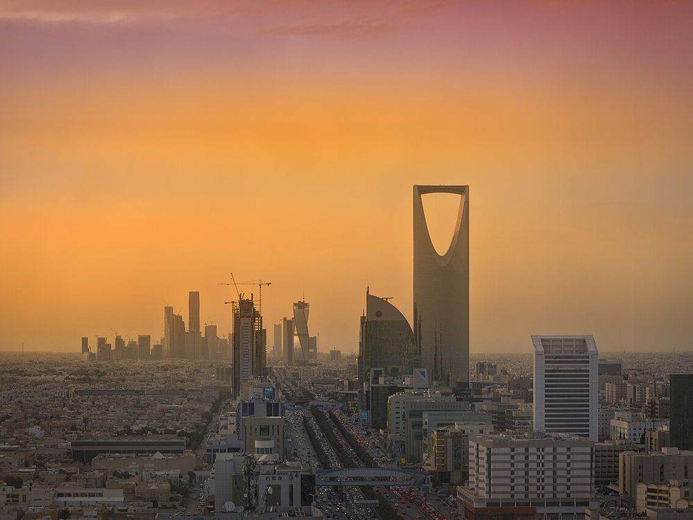 Kingdom Centre and the Sky Bridge, Olaya
