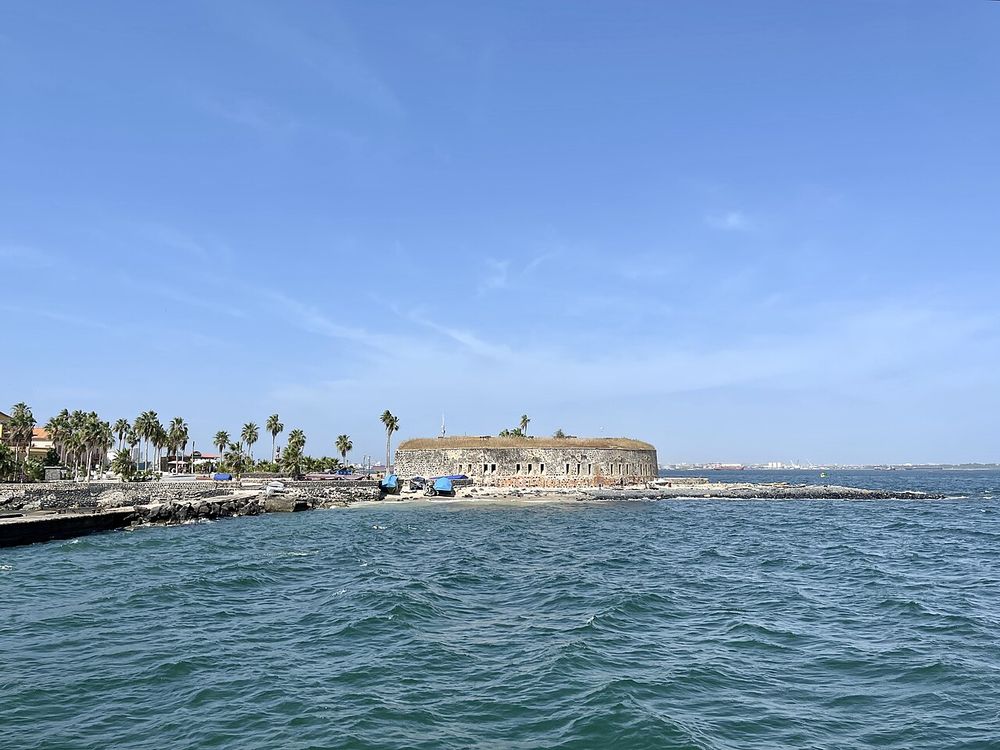 La isla de Gorea, Frente a Dakar