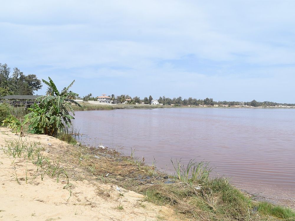 El Lago Rosa, Al noreste de Dakar
