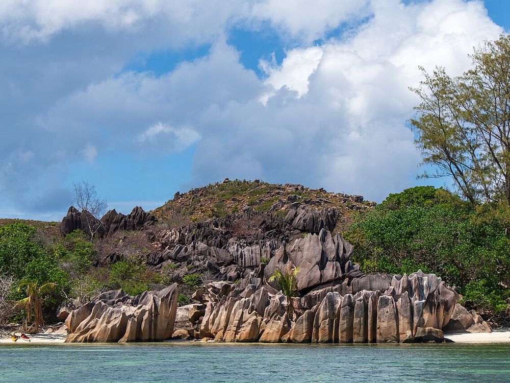 Ilha Curieuse, Perto de Praslin