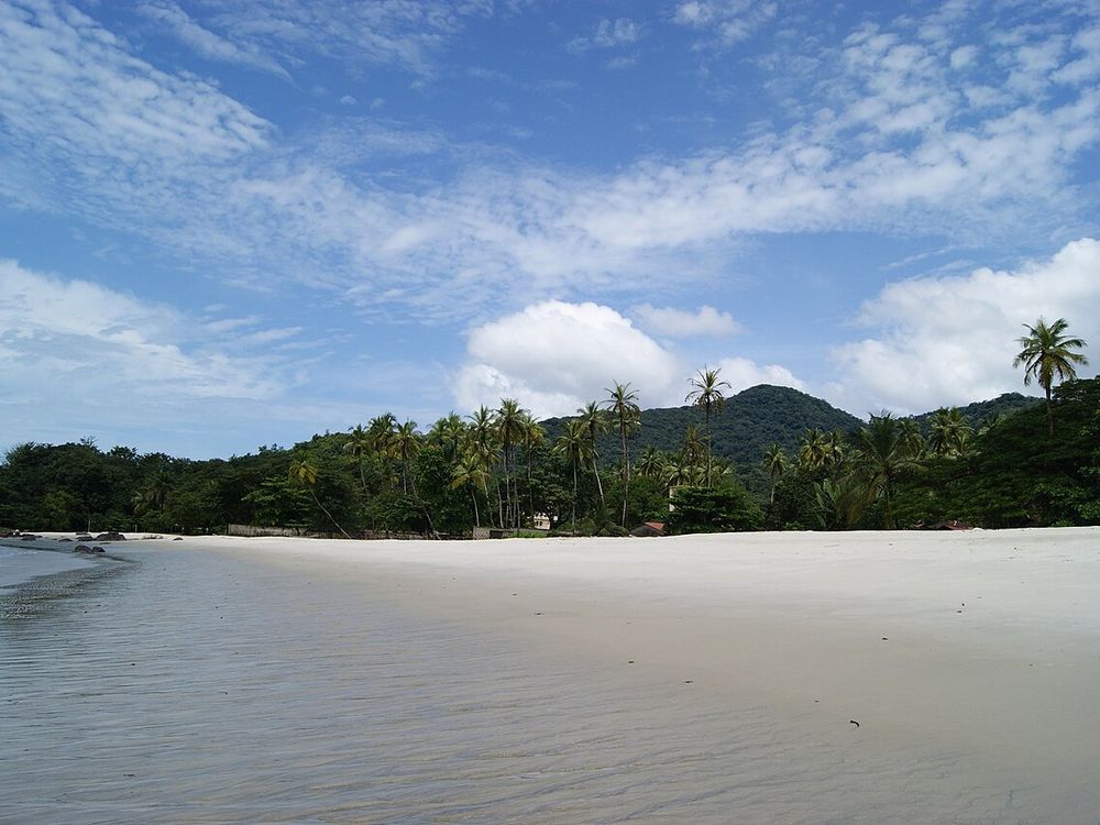 A praia de River No. 2, Península de Freetown, ao sul da cidade