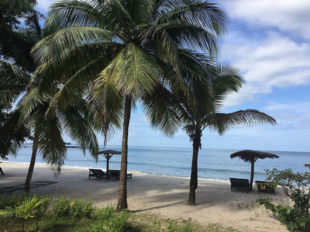 A praia de Tokeh, Península de Freetown