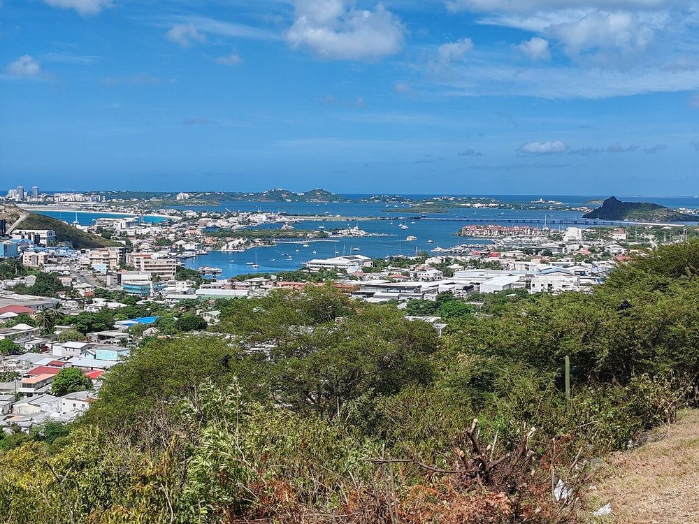 Il belvedere di Cole Bay Hill, Sopra Cole Bay