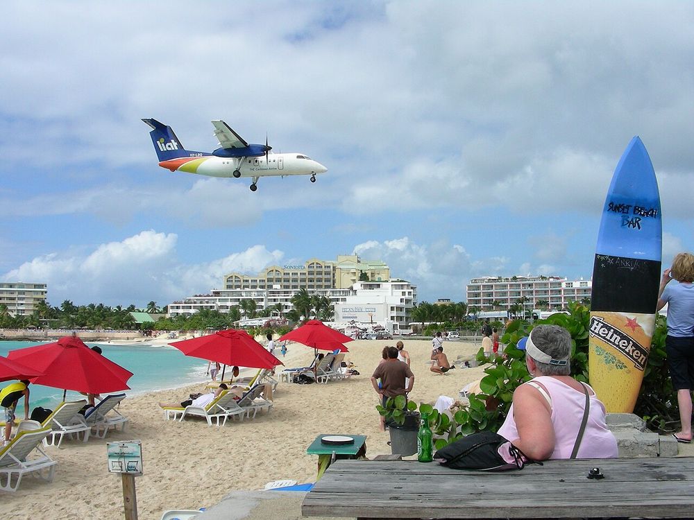 Maho Beach, Accanto all'aeroporto Princess Juliana