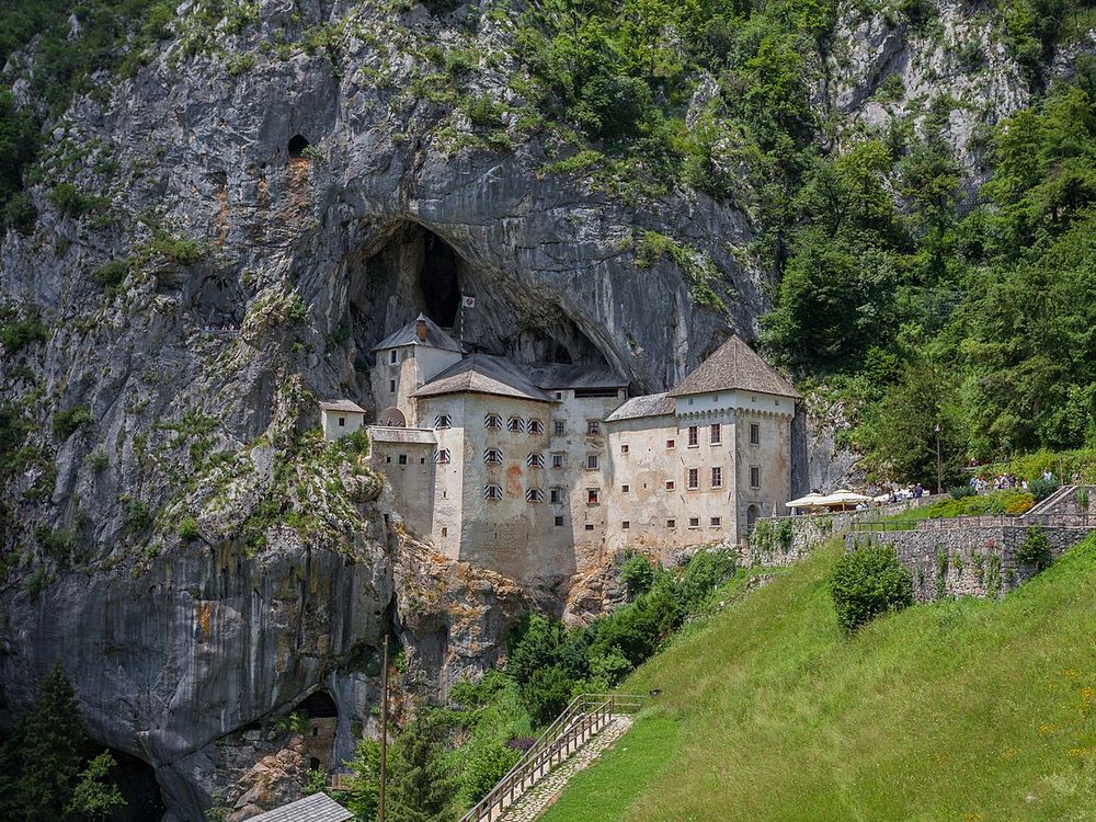 Il castello di Predjama, Vicino a Postumia