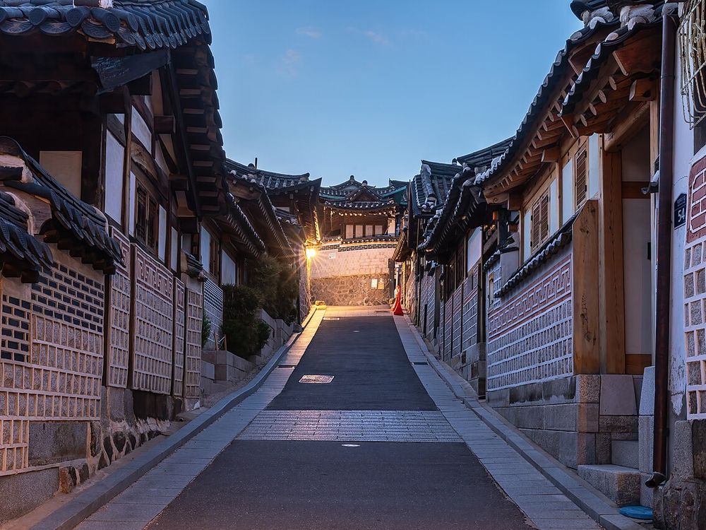 Bukchon Hanok Village, Between Gyeongbokgung and Changdeokgung