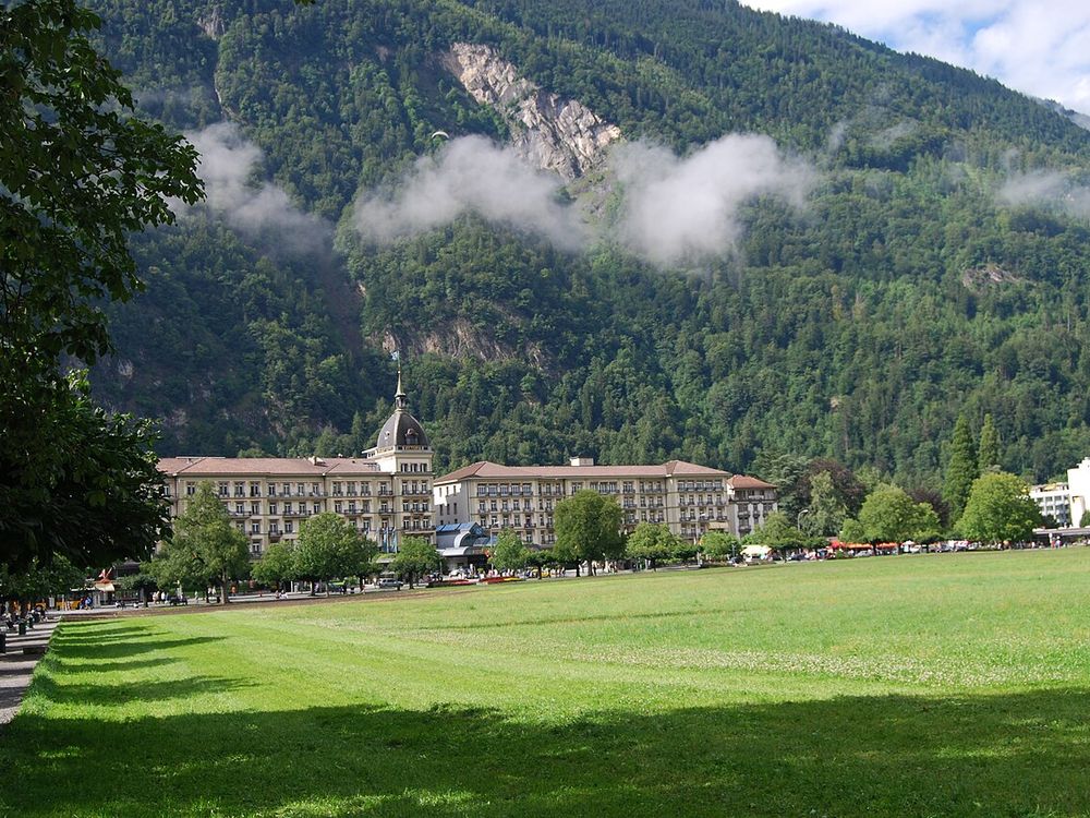 Interlaken, Entre el llac de Thun i el llac de Brienz