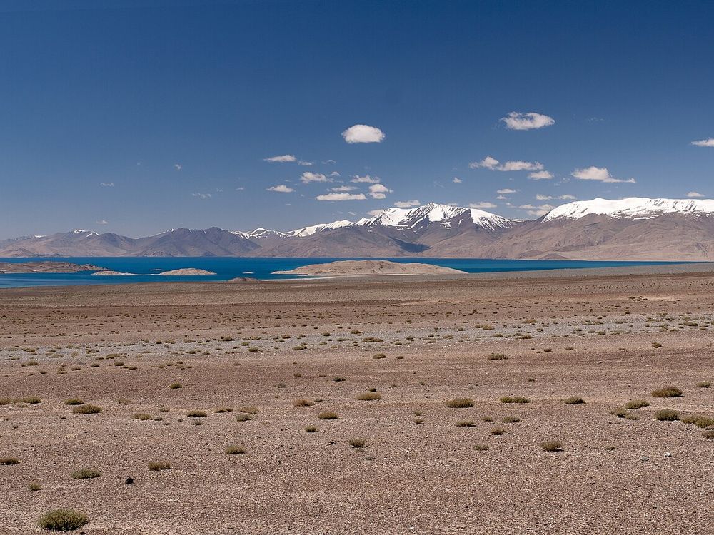 Karakul, Al norte de Murghab, cerca de la frontera kirguís