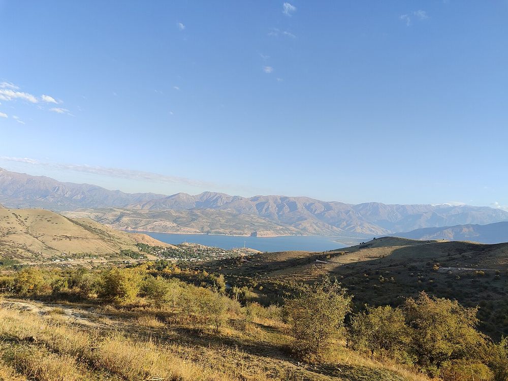 Reservatório de Charvak, Tian Shan ocidental, a nordeste de Tashkent