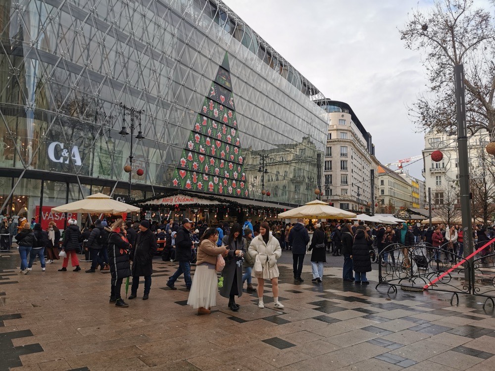 Stalls and visitors at the Christmas fair on Vörösmarty tér in Budapest